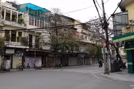 Các cửa hàng kinh doanh trên phố Hàng Gai, quận Hoàn Kiếm đã tạm đóng cửa. (Ảnh: Thanh Tùng/TTXVN)