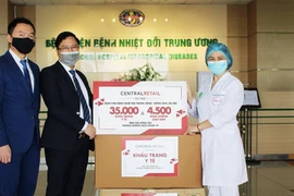 Đại diện Central Retail tại Việt Nam trao tặng 35.000 khẩu trang y tế và 4.500 kính chống giọt bắn cho Bệnh viện Bệnh Nhiệt đới Trung ương cơ sở Đông Anh, thành phố Hà Nội. (Nguồn: Thành Trung/Bnews/TTXVN)