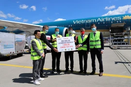 Đại sứ Việt Nam tại CHLB Đức Nguyễn Minh Vũ - thứ hai từ phải sang - tại lễ trao tặng khẩu trang. (Ảnh: Anh Đức/TXVN)