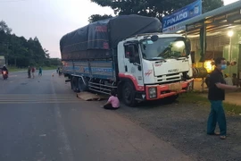 Đâm trực diện vào xe tải, nam thanh niên tử vong tại chỗ. (Ảnh: Đậu Tất Thành/TTXVN)
