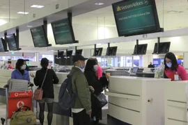 Công dân Việt Nam làm thủ tục lên máy bay tại sân bay quốc tế Sydney, ngày 7/8. (Ảnh: Nguyễn Minh/TTXVN)