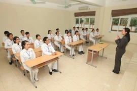 Lao động học tiếng Nhật để sang Nhật Bản làm việc. (Ảnh: TTXVN)