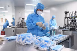 Một nhà máy sản xuất khẩu trang của Tập đoàn Y tế Naton ở Bắc Kinh, Trung Quốc, ngày 11/3 vừa qua. (Ảnh: THX/TTXVN)