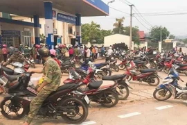 Tình trạng tập trung đông người, gây lộn xộn ở một số cây xăng. (Ảnh minh họa: TTXVN phát)