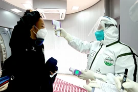 Kiểm tra thân nhiệt phòng lây nhiễm COVID-19 tại sân bay quốc tế ở Bắc Kinh, Trung Quốc, ngày 7/3. (Ảnh: THX/TTXVN)