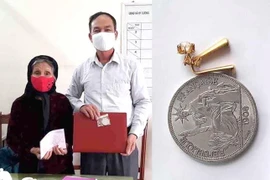 Cụ bà 90 tuổi ở Phú Thọ ủng hộ đôi bông tai vàng cho phòng, chống dịch