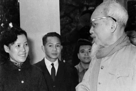 Chủ tịch Hồ Chí Minh dặn dò nữ phóng viên Tuệ Oanh của Việt Nam Thông tấn xã về cách viết tin trong dịp đưa tin cuộc bầu cử Quốc hội khóa III - ngày 26/4/1964. (Ảnh: Tư liệu TTXVN)