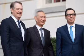 Bộ trưởng Tài chính Mỹ Steven Mnuchin (phải), Đại diện Thương mại Mỹ Robert Lighthizer (trái) và Phó Thủ tướng Trung Quốc Lưu Hạc tại vòng đàm phán thương mại tại Washington DC., ngày 10/10/2019. (Ảnh: AFP/TTXVN)