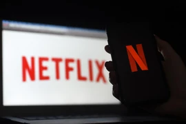 Biểu tượng Netflix trên màn hình máy tính và điện thoại di động ở Arlington, Virginia, Mỹ. (Ảnh: AFP/TTXVN)