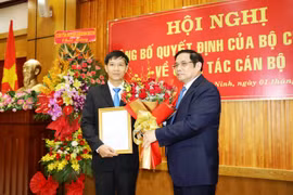 Ông Phạm Minh Chính trao Quyết định của Bộ Chính trị chuẩn y chức vụ Bí thư Tỉnh ủy Tây Ninh nhiệm kỳ 2015-2020 cho đồng chí Nguyễn Thành Tâm. (Ảnh: Lê Đức Hoảnh.TTXVN)