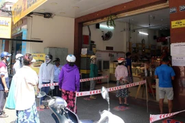 Người dân tranh thủ đi mua thực phẩm sau khi có thông tin dừng kinh doanh tại các cửa hàng ăn uống, giải khát kể cả bán qua mạng, bán mang về. (Ảnh: Trần Lê Lâm/TTXVN)