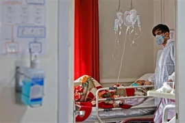 Bác sỹ Iran điều trị cho bệnh nhân bị nhiễm virus COVID-19 tại một bệnh viện ở Tehran. (Nguồn: presstv)