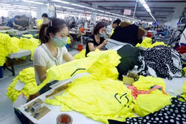 Sản xuất sản phẩm may mặc sang thị trường EU. (Ảnh: TTXVN)
