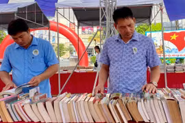 Độc giả tham gia Hội chợ Sách xuyên Việt 2020. (Ảnh: Mai Trang/TTXVN)