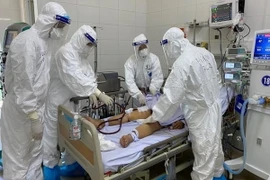 Các bác sỹ ở Đà Nẵng chữa trị cho bệnh nhân mắc COVID-19. (Ảnh: TTXVN phát)