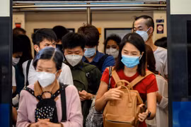 Người dân đeo khẩu trang phòng tránh lây nhiễm virus corona tại Bangkok, Thai Lan, ngày 27/1 vừa qua. (Ảnh: AFP/TTXVN)