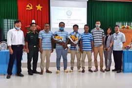 Năm thuyền viên Indonesia cùng đại diện các cơ quan đơn vị tại buổi lễ bàn giao. (Ảnh: TTXVN/phát)