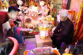 Khám phá nghệ thuật làm đèn Trung thu truyền thống. (Ảnh: Thanh Tùng/TTXVN)