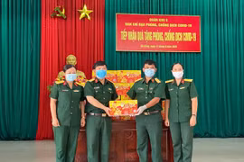 Sáng 11/8, 36.000 sản phẩm Trà Thanh Nhiệt Dr Thanh tiếp tục được Tập đoàn Tân Hiệp Phát trao tặng cho các địa điểm cách ly tại Quân khu 5 với tâm dịch là Đà Nẵng. (Nguồn: Vietnam+)