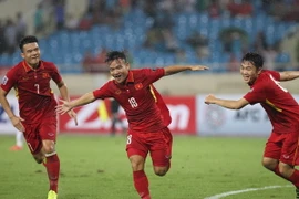 Niềm vui của tiền đạo Thanh Trung (giữa) và đồng đội sau khi ghi bàn thắng mở tỉ số trận đấu. (Ảnh: Quốc Khánh/TTXVN)