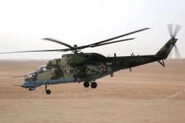 Trực thăng Mi-24 của Nga tham gia hỗ trợ cuộc chiến chống IS của quân đội Syria tại khu vực Deir Ezzor, Syria ngày 15/9. (Nguồn: AFP/TTXVN)