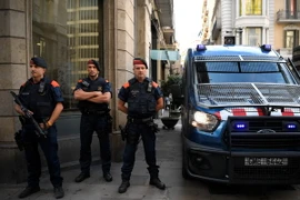 Cảnh sát vùng Catalonia tuần tra tại thành phố Barcelona ngày 23/9. (Nguồn: AFP/TTXVN)
