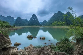  Núi “Mắt thần” nằm trong thung lũng xóm Bản Danh, xã Quốc Toản (huyện Trà Lĩnh), cách hồ Thang Hen khoảng 2km (còn được gọi là Phja Piót, tiếng Tày nghĩa là núi thủng), vì ngọn núi có một khoảng lớn thông qua mặt sau hình tròn như con mắt. (Ảnh: Trọng Đạ