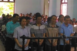 Các bị cáo trước vành móng ngựa tại phiên xét xử sơ thẩm. (Ảnh: Thanh Sang/TTXVN)