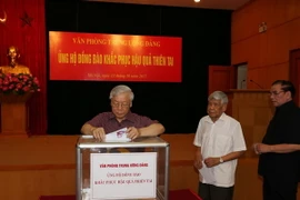 Tổng Bí thư Nguyễn Phú Trọng, nguyên Tổng Bí thư Lê Khả Phiêu và nguyên Tổng Bí thư Nông Đức Mạnh tham gia quyên góp ủng hộ đồng bào khắc phục hậu quả thiên tai. (Ảnh: Trí Dũng/TTXVN)