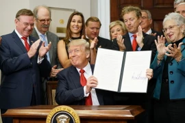 ổng thống Mỹ Donald Trump (ảnh, giữa) có bước đi đầu tiên thực hiện cam kết loại bỏ Chương trình bảo hiểm y tế giá rẻ (Obamacare) với việc ký ban hành một sắc lệnh nhằm giảm chi phí mua bảo hiểm y tế mà ông cho là sẽ giúp cho “hàng triệu, triệu người”. (N