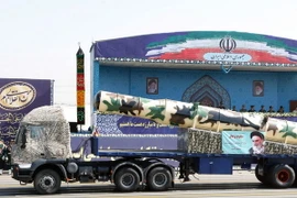 Tên lửa đạn đạo S-300 do Nga sản xuất được trưng bày tại lễ duyệt binh ở Tehran ngày 22/9. (Nguồn: AFP/TTXVN)