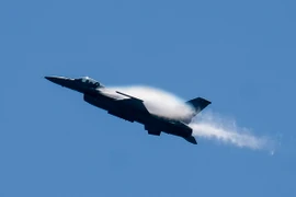 Máy bay chiến đấu F-16 trình diễn tại Triển lãm hàng không Breitling Huntington Beach ở Orange, California, Mỹ ngày 30/9. (Nguồn: THX/TTXVN)