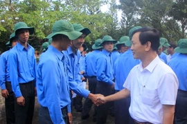 Bí thư Tỉnh ủy Gia Lai Dương Văn Trang động viên các chiến sỹ lên đường làm nhiệm vụ. (Ảnh: Dư Toán/TTXVN)