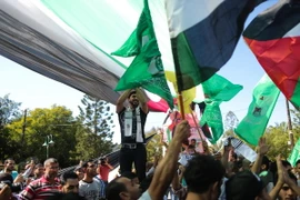 Người dân Palestine tại Dải Gaza vui mừng sau khi Fatah và Hamas chính thức ký thỏa thuận hòa giải. (Nguồn: AFP/TTXVN)