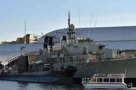 Tàu ngầm HMAS Onslow (trái) và tàu khu trục HMAS Vampire (phải) của hải quân Australia tại cảng Sydney ngày 4/8. (Nguồn: AFP/TTXVN)