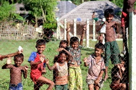 Người dân làng Khondaing, thị trấn Maungtaw, bang Rakhine, Myanmar ngày 10/10. (Nguồn: THX/TTXVN)