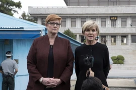 Bộ trưởng Quốc phòng và Bộ trưởng Ngoại giao Australia ngày 12/10 đã đến thăm khu vực biên giới liên Triều. (Nguồn: Yonhap/TTXVN)