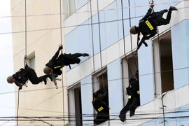 Các lực lượng phối hợp diễn tập phương án bảo vệ Tuần lễ cấp cao APEC 2017 tại buổi tổng duyệt. (Ảnh: Trần Lê Lâm/TTXVN)