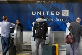 Hành khách làm thủ tục tại quầy của United Airlines ở sân bay Chicago, bang Illinois. (Nguồn: AFP/TTXVN)