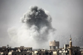 Khói bốc lên sau các cuôc không kích ở phía đông thủ đô Damascus ngày 2/10. (Nguồn: AFP/TTXVN)