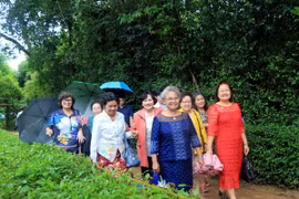 Đoàn cựu giáo viên kiểu bào Thái Lan tham quan Làng Sen - quê nội Bác Hồ. (Ảnh: Bích Huệ/TTXVN)