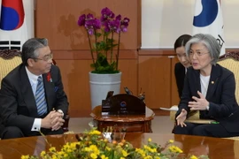 Thứ trưởng Ngoại giao Nhật Bản Shinsuke Sygiyama (trái) và Ngoại trưởng Kang Kyung-wha. (Nguồn: Yonhap/TTXVN)