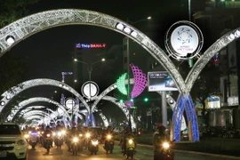 Cổng chào với biểu tượng của Tuần lễ cấp cao APEC 2017 được trang trí trên các tuyến đường tại Đà Nẵng. (Ảnh: Trần Lê Lâm/TTXVN)