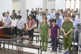 Các bị cáo trong phiên xét xử ngày 2/10. (Ảnh: Doãn Tấn/TTXVN)