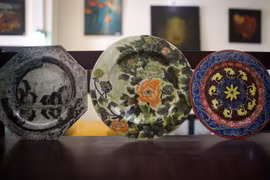 Sản phẩm pháp lam của Công ty trách nhiệm hữu hạn Thái Hưng sản xuất. (Ảnh: Hồ Cầu/TTXVN)