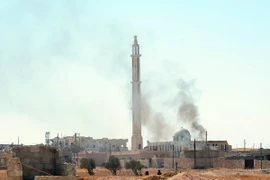 Khói bốc lên sau các cuộc giao tranh giữa quân đội Syria và phiến quân IS tại Hama . (Nguồn: THX/TTXVN)