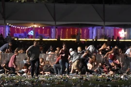 Các nạn nhân hoảng loạn tìm nơi trú ẩn trong vụ xả súng ở Las Vegas tối 1/10. (Nguồn: AFP/TTXVN)