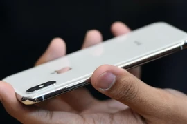 Khách hàng trải nghiệm mẫu điện thoại iPhone X tại trụ sở của Apple ở Cupertino, California ngày 12/9. (Nguồn: AFP/TTXVN)