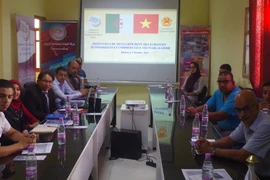 Tham tán Thương mại Việt Nam tại Algeria Hoàng Đức Nhuận giới thiệu tiềm năng đầu tư vào Việt Nam với các doanh nghiệp Biskra. (Ảnh: Tấn Đạt-Quang Trường/Algeria)