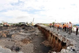 Đoàn Nghị sỹ Quốc hội Hoa Kỳ tham quan công trình xử lý dioxin tại sân bay Đà Nẵng. (Ảnh: Trần Lê Lâm/Vietnam+)